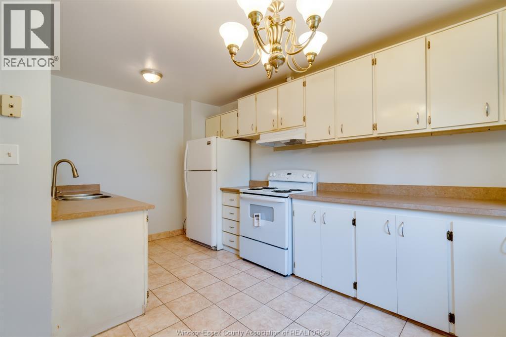 3-bedroom Single Family at 5446 Lassaline #47, Windsor — photograph 3