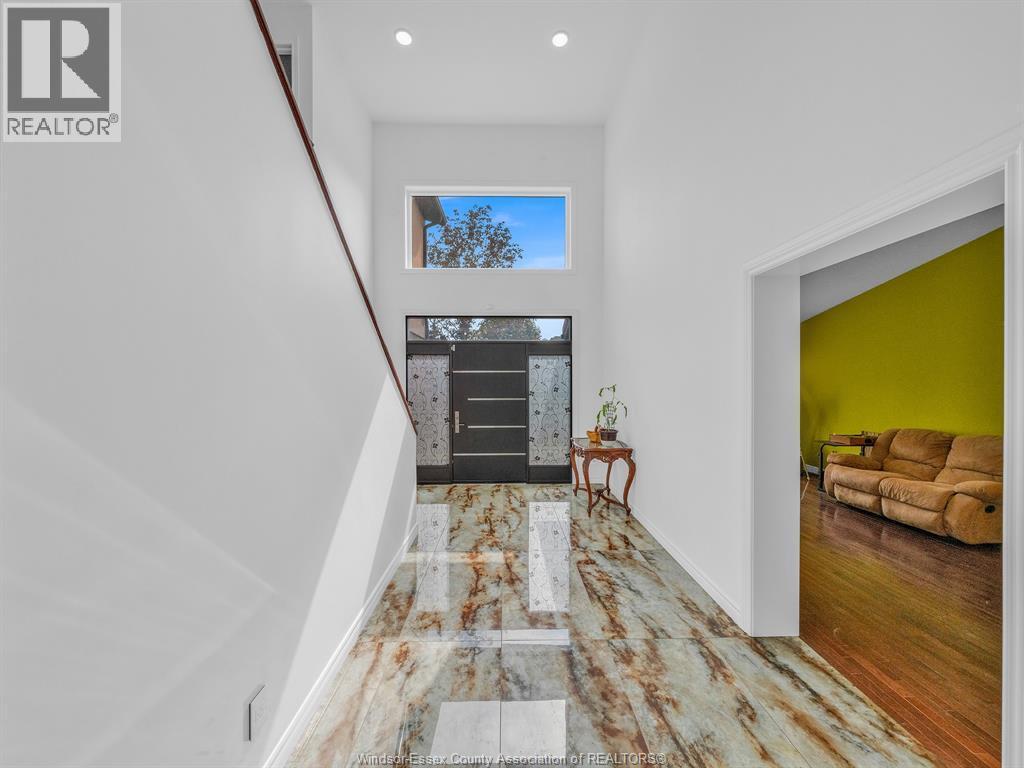 6-bedroom Single Family at 1098 Stoneybrook Crescent, Windsor — photograph 3