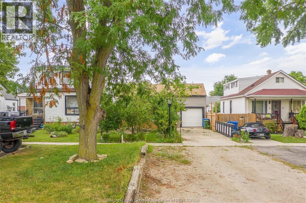 3-bedroom Single Family at 2616 Parent, Windsor — photograph 2