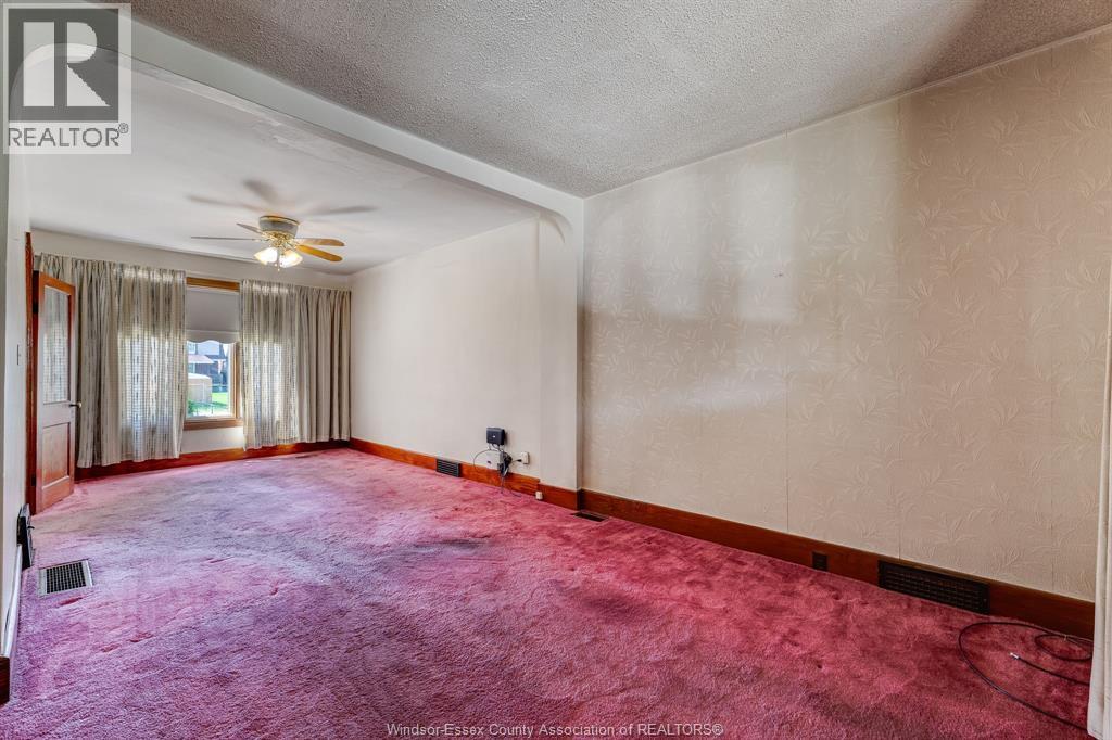 4-bedroom Single Family at 1437 Gladstone Avenue, Windsor — photograph 2