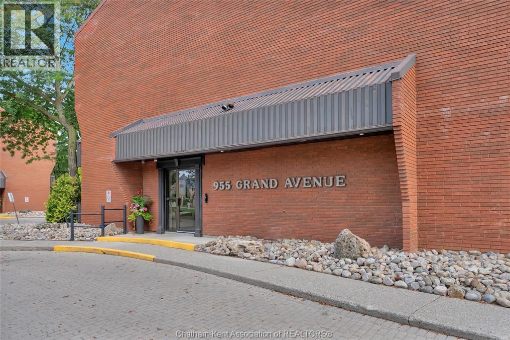 Single Family — 955 Grand Avenue, Chatham, Ontario