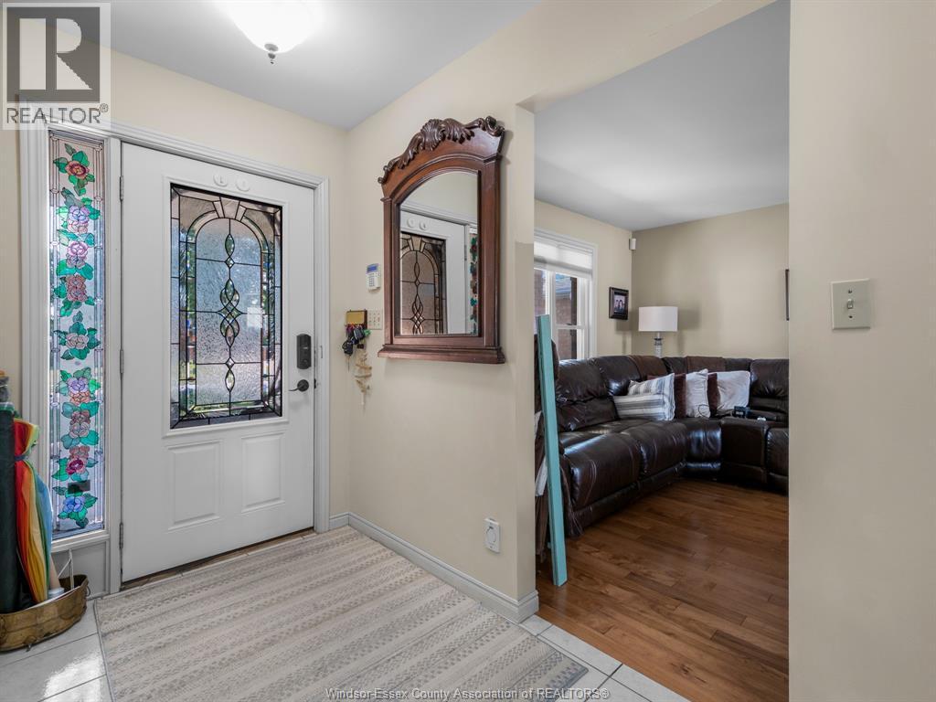 4-bedroom Single Family at 12033 St Thomas, Tecumseh — photograph 3