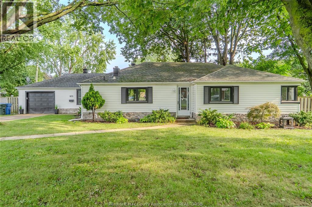 4-bedroom Single Family at 805 Roselawn Drive, Windsor — photograph 3