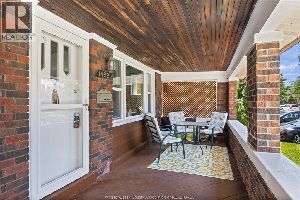 5-bedroom Single Family at 1422 Elsmere Avenue, Windsor — photograph 2
