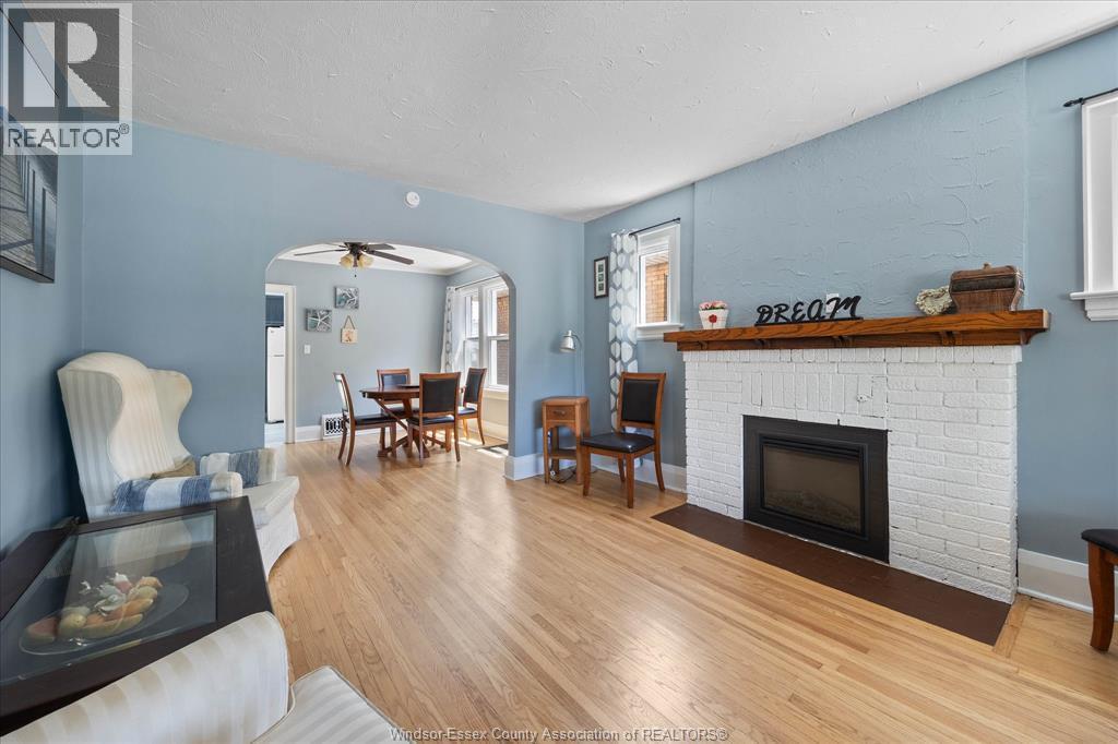 5-bedroom Single Family at 1422 Elsmere Avenue, Windsor — photograph 3