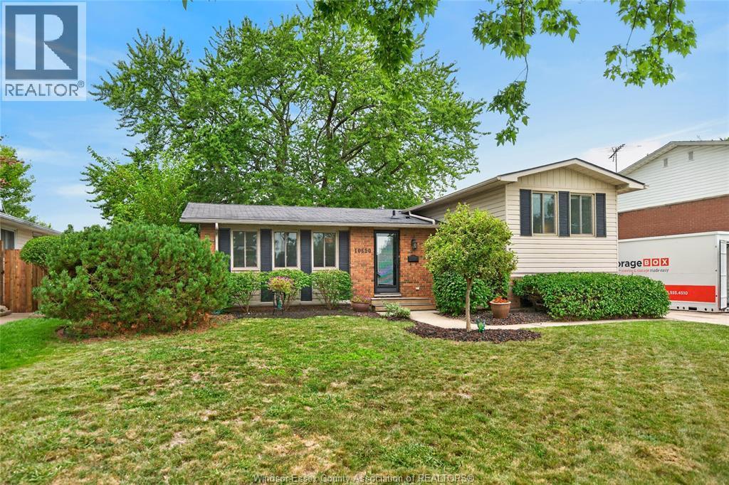 4-bedroom Single Family at 10650 Atwater Crescent, Windsor — photograph 2