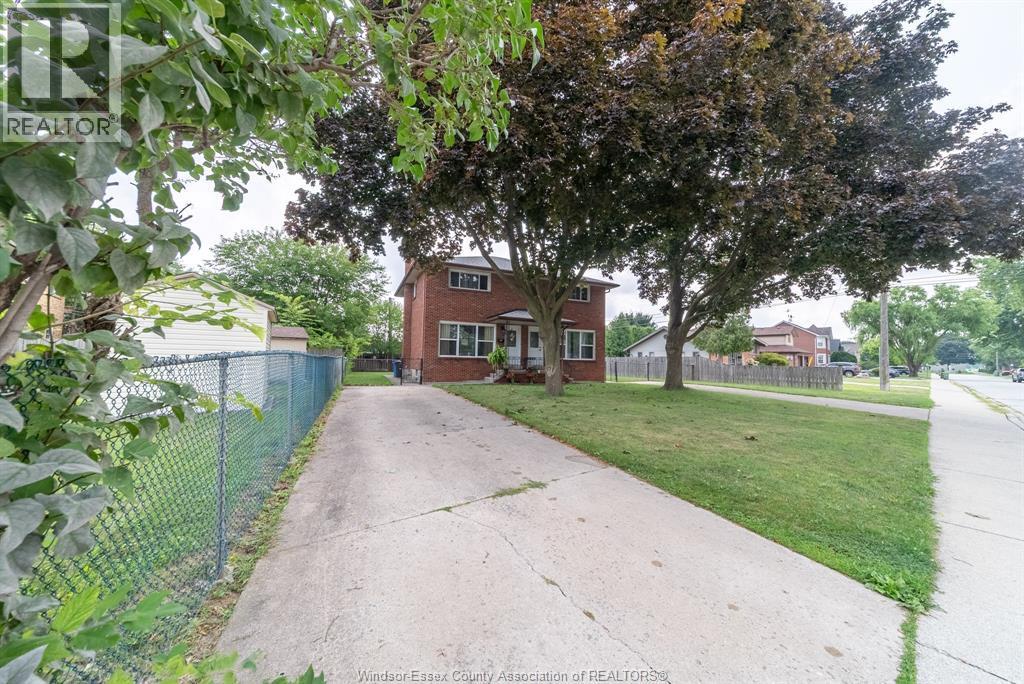 6-bedroom Single Family at 824-826 Smeeton, Windsor — photograph 2
