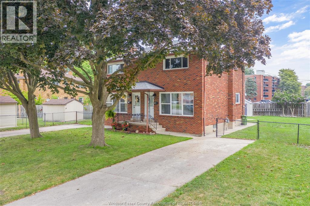 6-bedroom Single Family at 824-826 Smeeton, Windsor — photograph 3