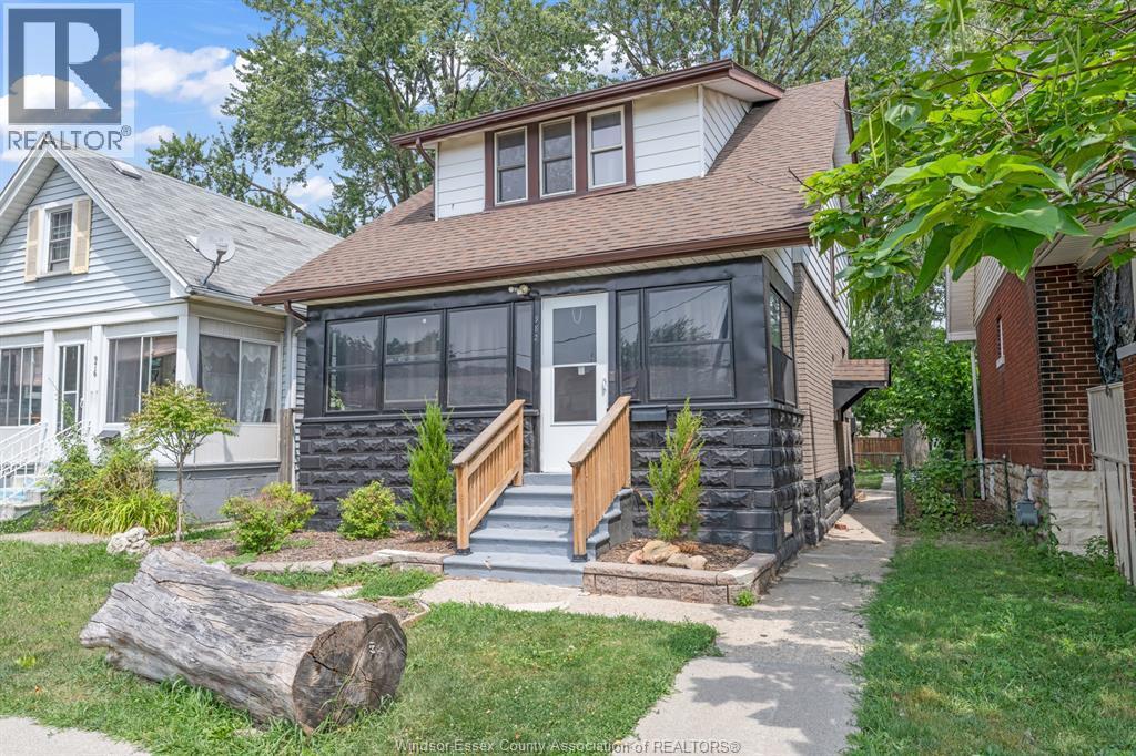 3-bedroom Single Family at 982 Elm Avenue, Windsor — photograph 3