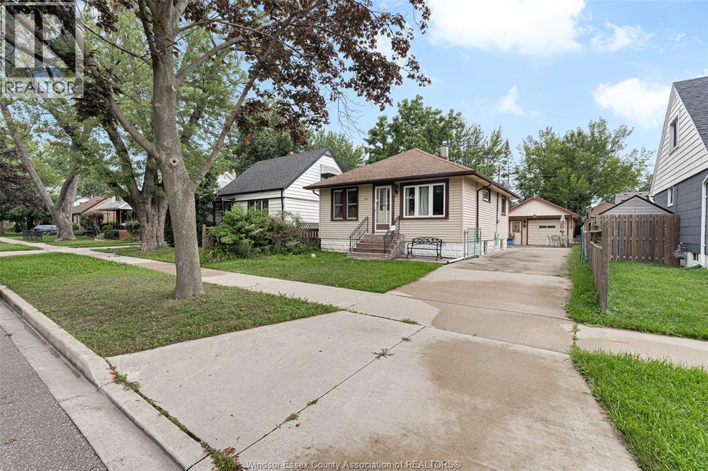 2-bedroom Single Family at 1547 Ellrose Avenue, Windsor — photograph 2