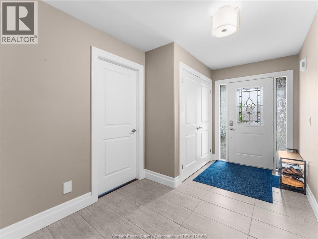 5-bedroom Single Family at 500 Brown Crescent, Amherstburg — photograph 3