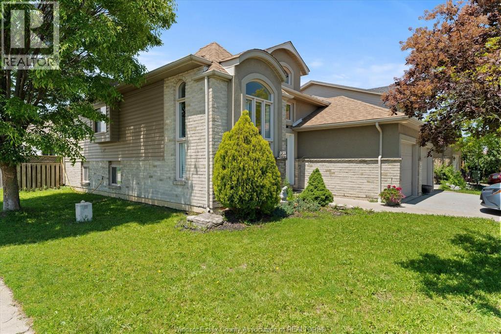 4-bedroom Single Family at 4697 Helsinki Crescent, Windsor — photograph 2