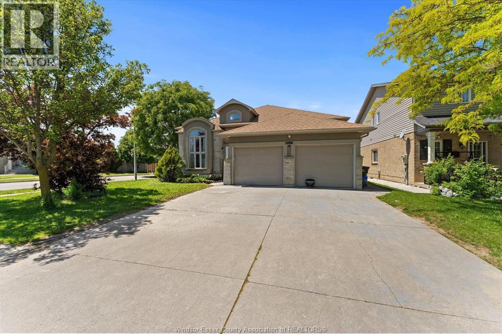 4-bedroom Single Family at 4697 Helsinki Crescent, Windsor — photograph 3