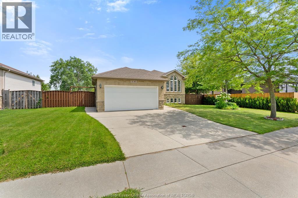 3-bedroom Single Family at 17 Hazel Crescent, Kingsville — photograph 2