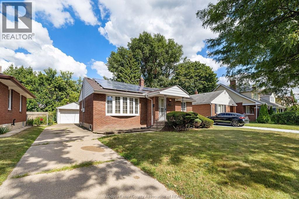 4-bedroom Single Family at 386 Partington Ave, Windsor — photograph 2