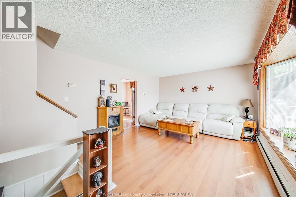 3-bedroom Single Family at 5122 Colbourne Drive, Windsor — photograph 3