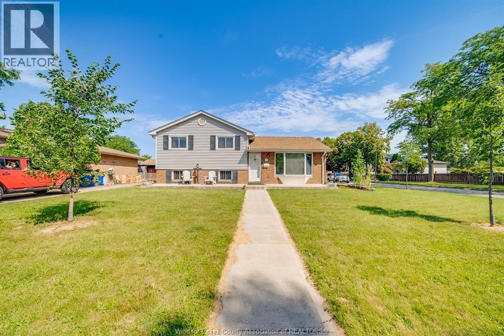 3-bedroom Single Family at 5122 Colbourne Drive, Windsor — photograph 2