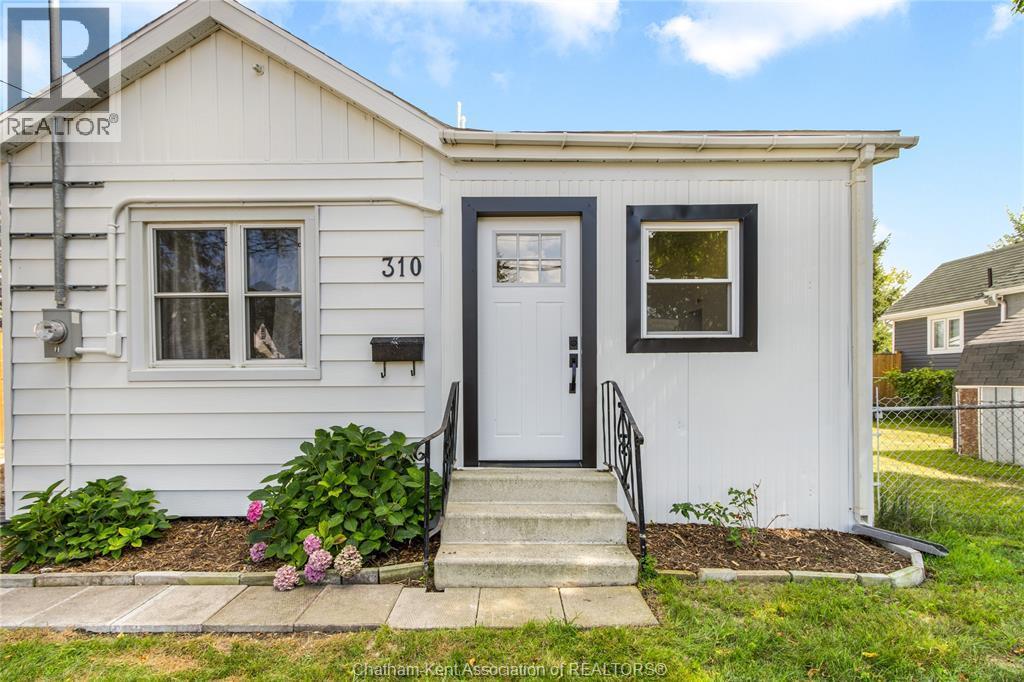 2-bedroom Single Family at 310 McNaughton Avenue, Chatham — photograph 2