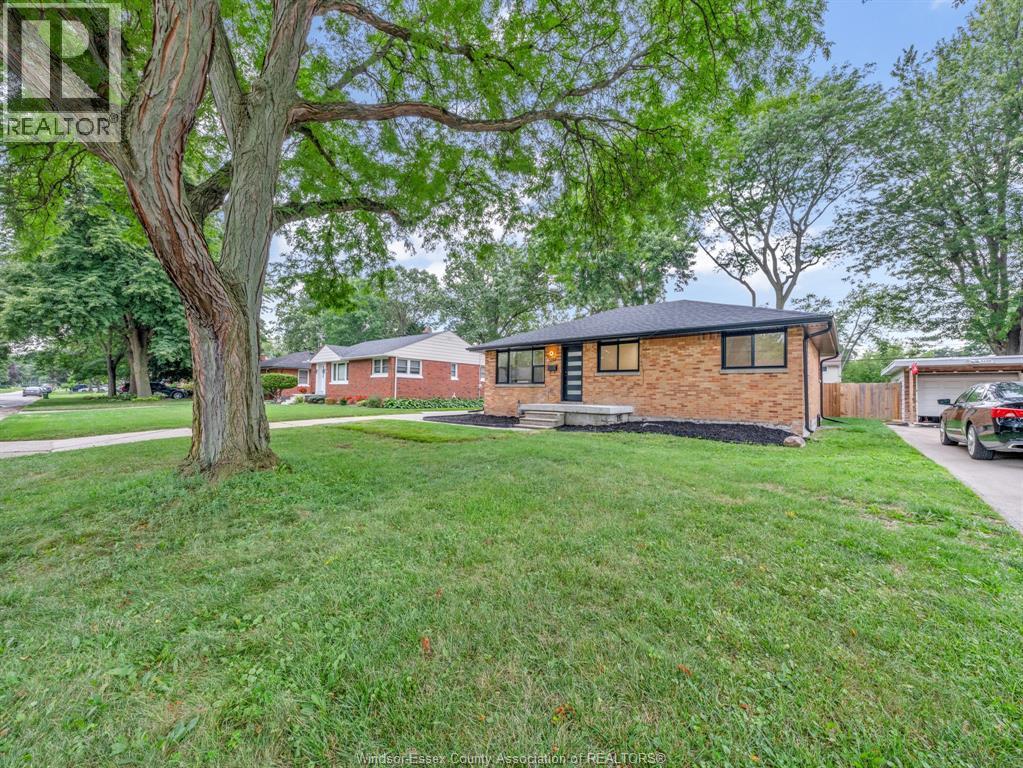 4-bedroom Single Family at 3237 McKay Avenue, Windsor — photograph 2