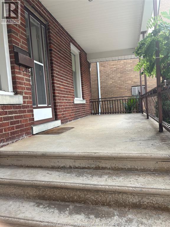 4-bedroom Single Family at 865 Erie Street, Windsor — photograph 3