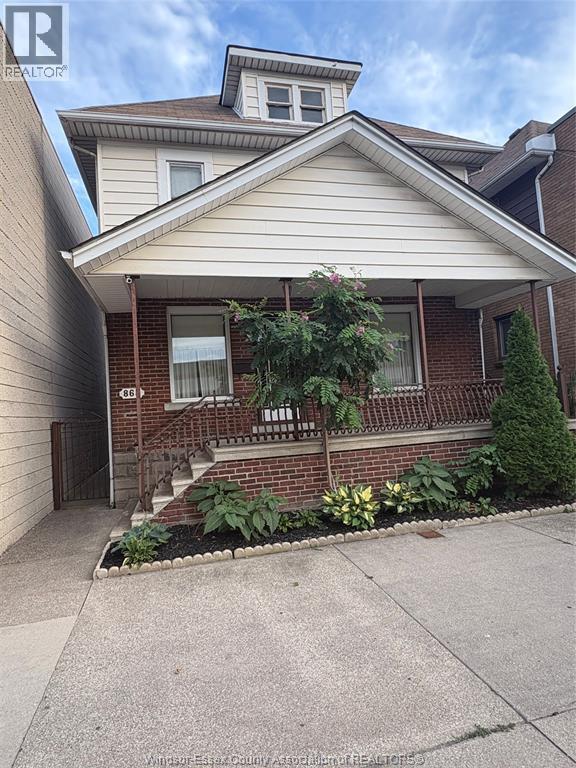4-bedroom Single Family at 865 Erie Street, Windsor — photograph 2