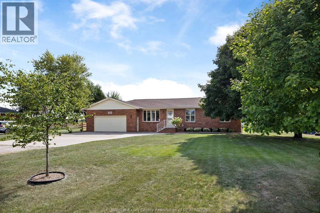 4-bedroom Single Family at 164 County Road 34, Cottam — photograph 2
