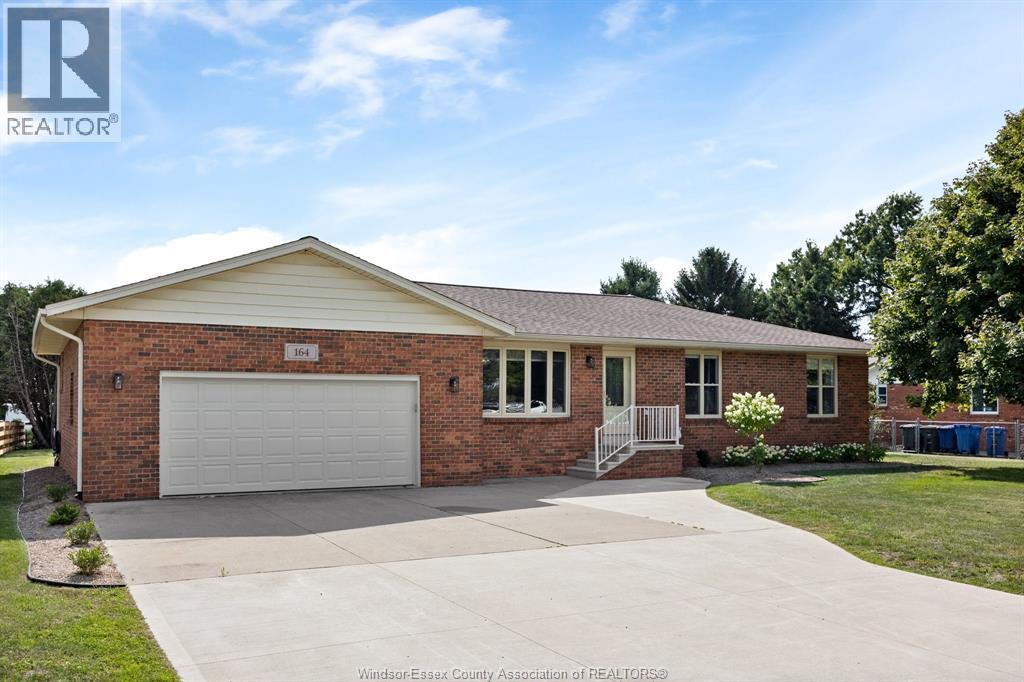 4-bedroom Single Family at 164 County Road 34, Cottam — primary photograph