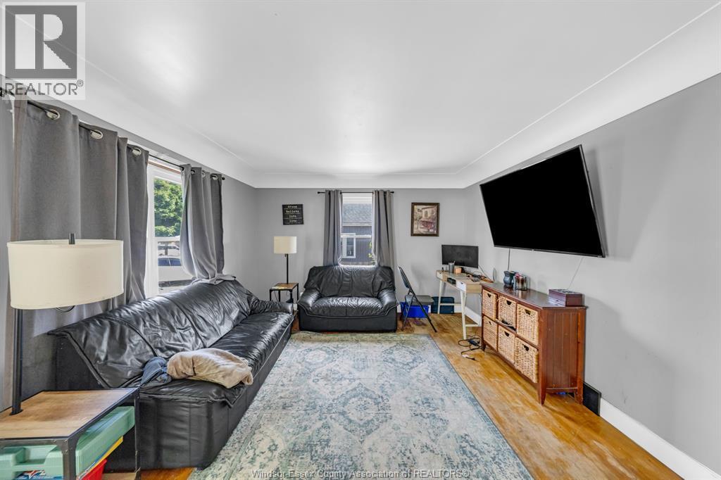 3-bedroom Single Family at 45 Wigle Street, Leamington — photograph 3