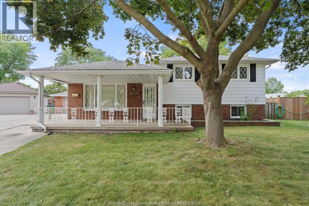 Single Family — 5400 Lyndon Court, Windsor, Ontario