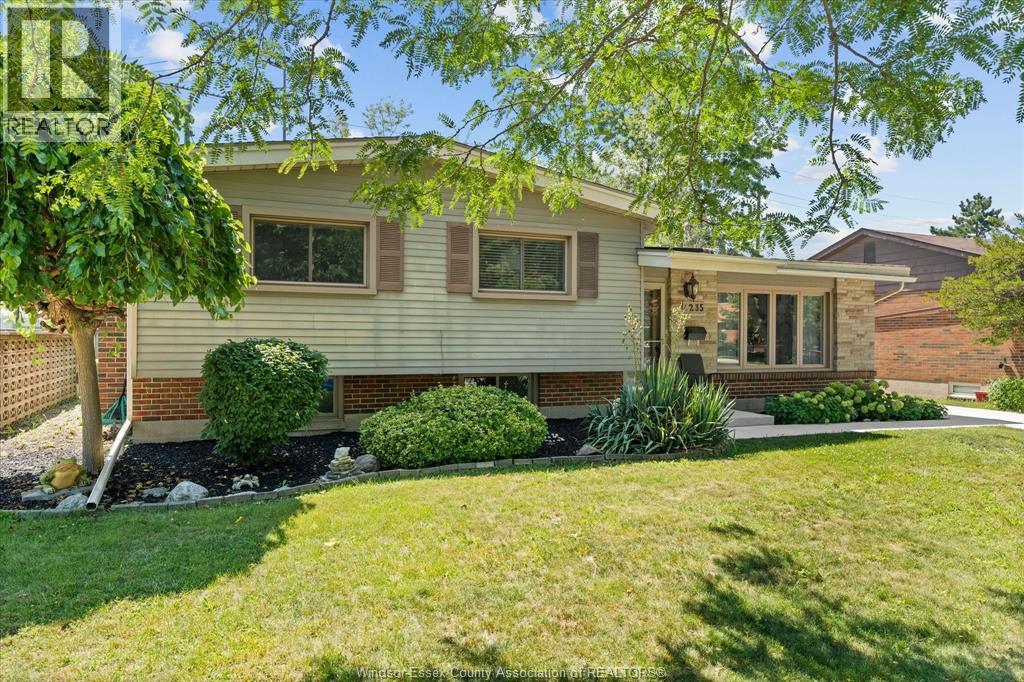 3-bedroom Single Family at 4235 Mitchell Crescent, Windsor — photograph 2