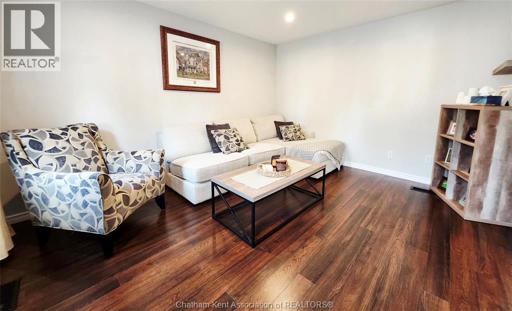 3-bedroom Single Family at 18 Park Lane, Chatham — photograph 3