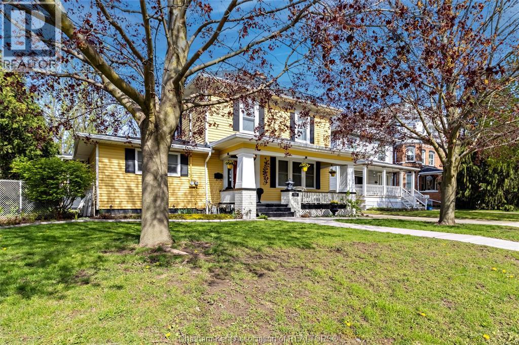 4-bedroom Single Family at 335 Wellington Street, Chatham — photograph 2