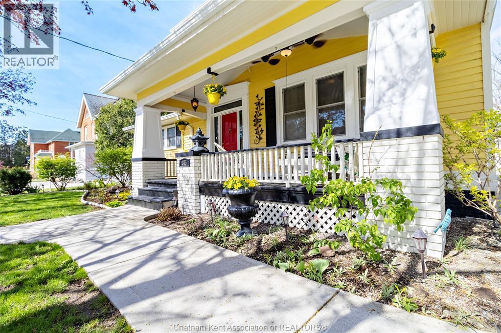 4-bedroom Single Family at 335 Wellington Street, Chatham — photograph 3