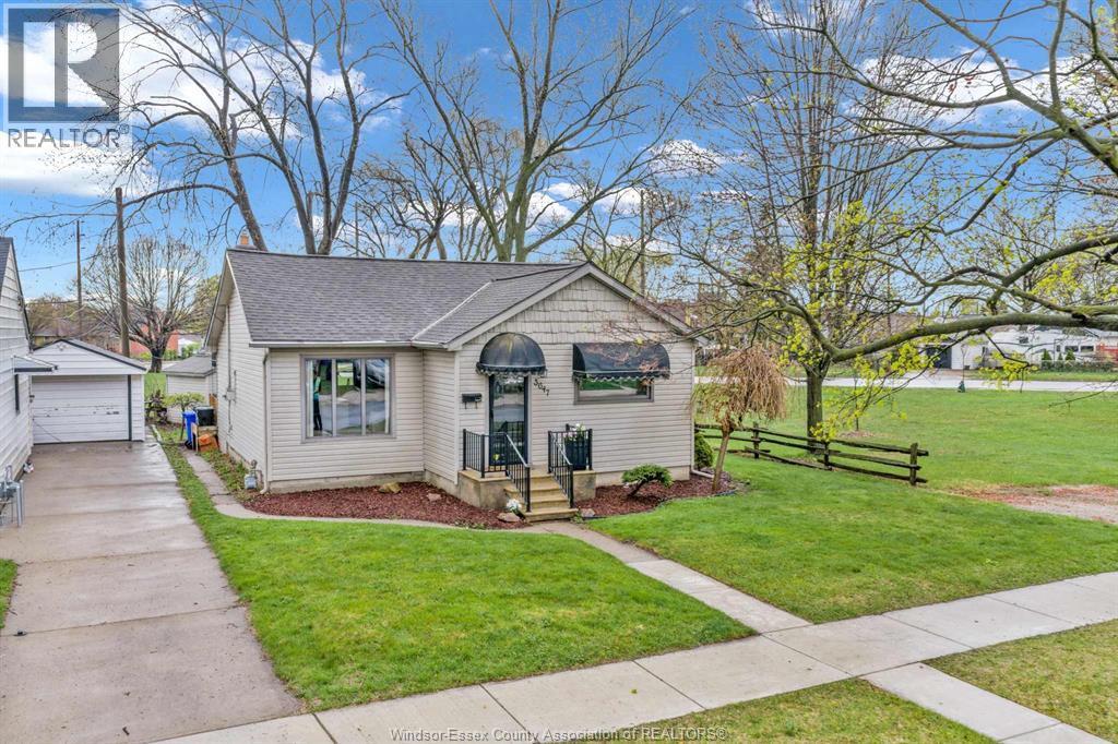 3-bedroom Single Family at 3647 Matchett Road, Windsor — photograph 3