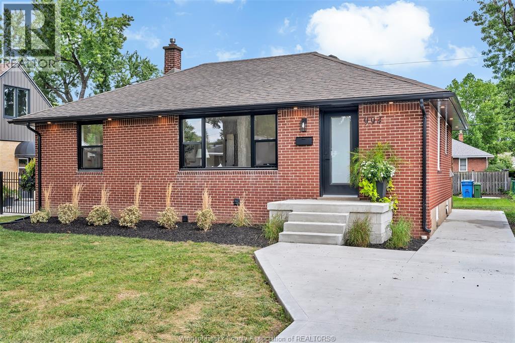 4-bedroom Single Family at 994 Isabelle, Windsor — photograph 2