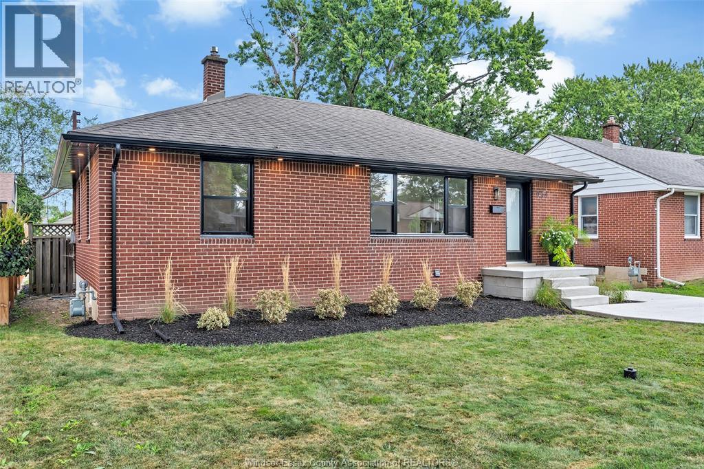 4-bedroom Single Family at 994 Isabelle, Windsor — photograph 3