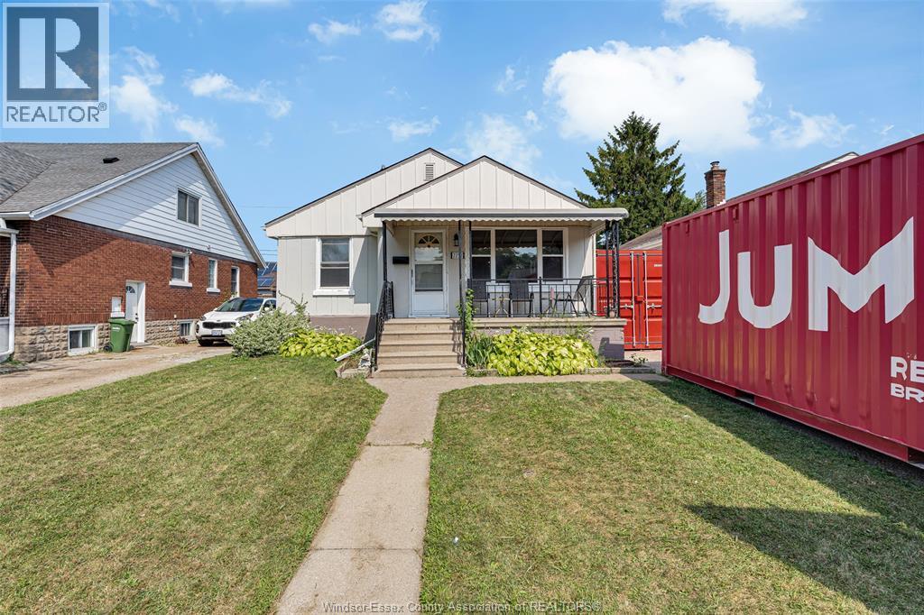 3-bedroom Single Family at 2258 Parkwood, Windsor — photograph 2