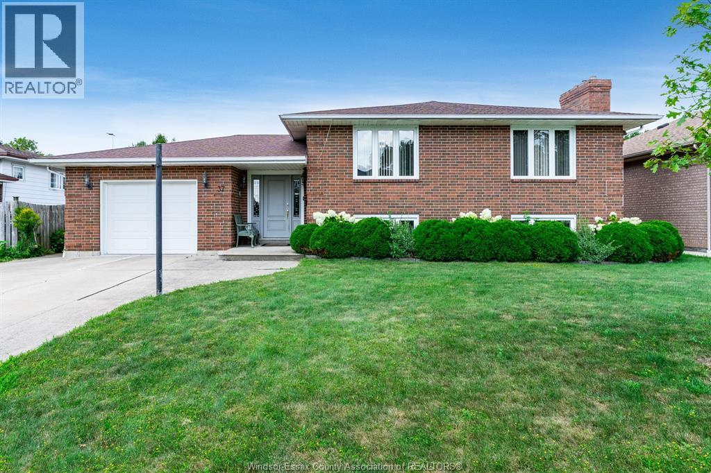 Single Family — 37 Elizabeth Crescent, Leamington, Ontario