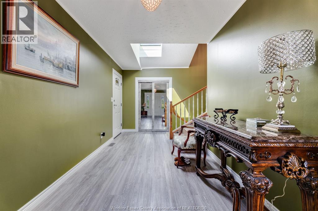 4-bedroom Single Family at 37 Elizabeth Crescent, Leamington — photograph 2