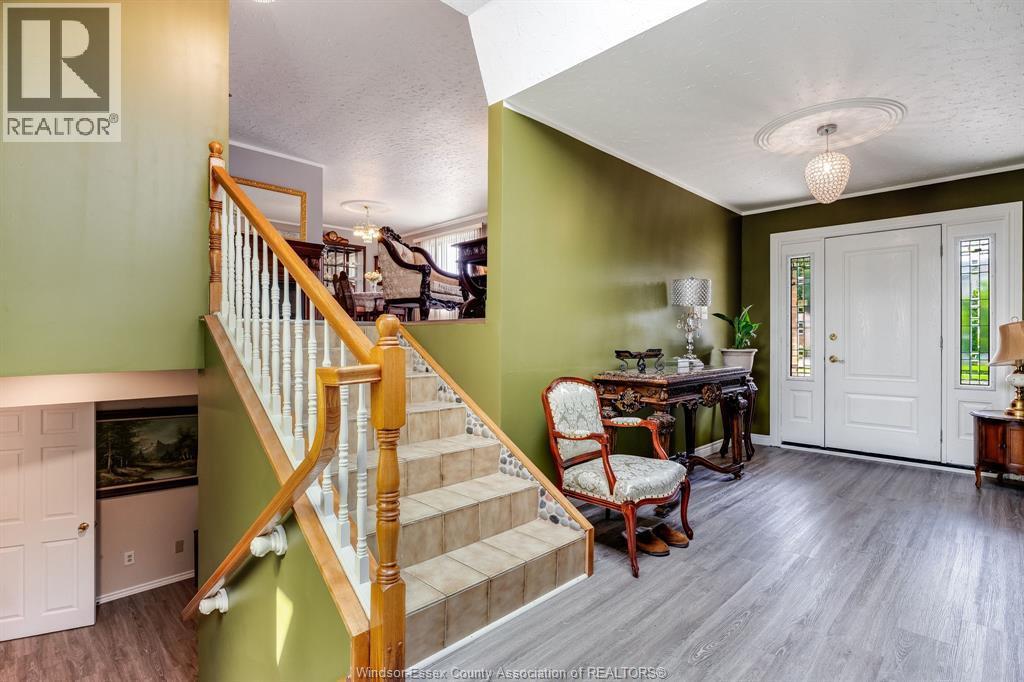 4-bedroom Single Family at 37 Elizabeth Crescent, Leamington — photograph 3