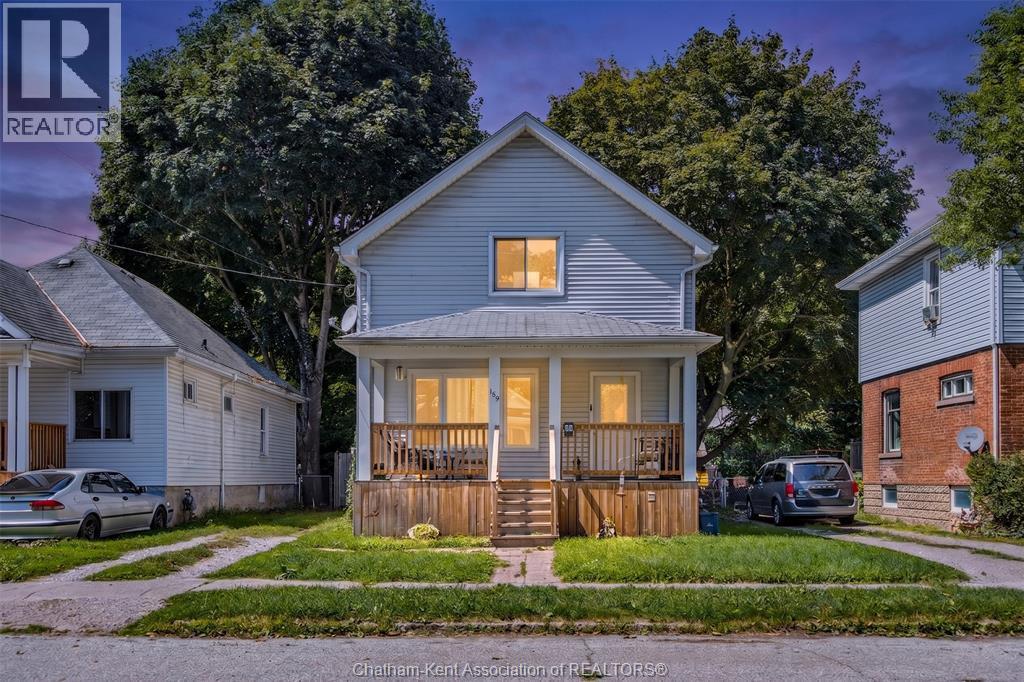 3-bedroom Single Family at 169 Lorne Avenue, Chatham — photograph 2