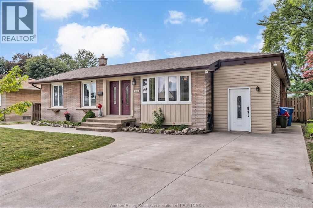 5-bedroom Single Family at 3417 Woodlawn Avenue, Windsor — photograph 2