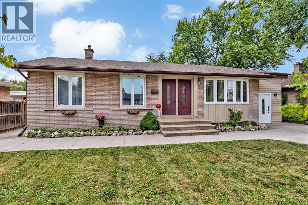 5-bedroom Single Family at 3417 Woodlawn Avenue, Windsor — photograph 3