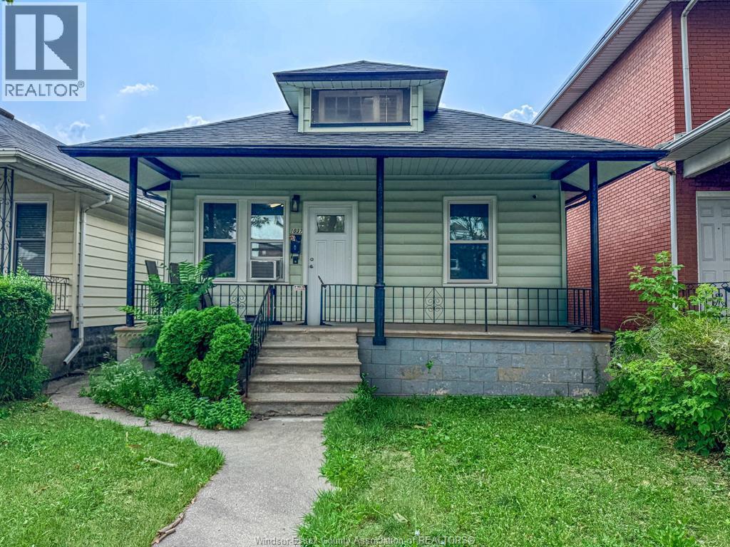 3-bedroom Single Family at 1037 Howard Avenue, Windsor — primary photograph