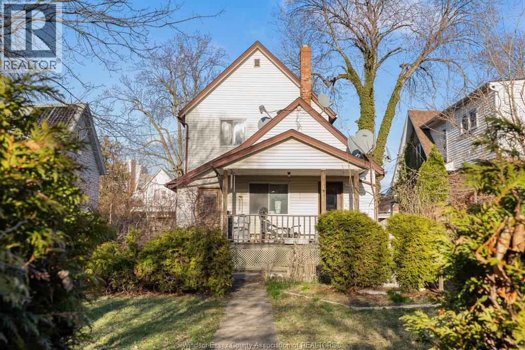 6-bedroom Single Family at 497 Caron Avenue, Windsor — primary photograph