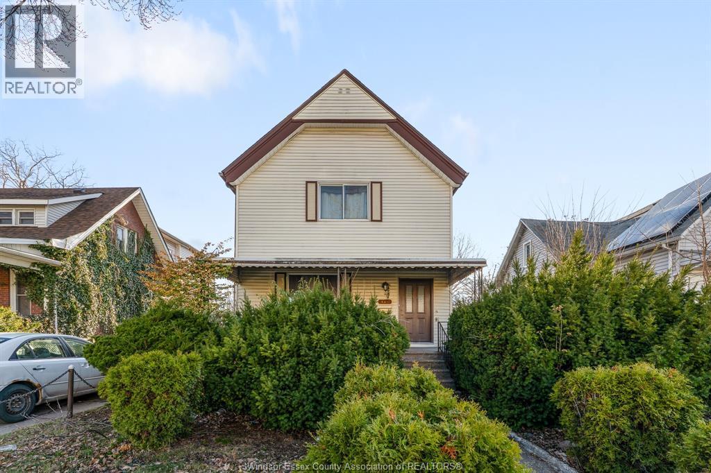 6-bedroom Single Family at 497 Caron Avenue, Windsor — photograph 2