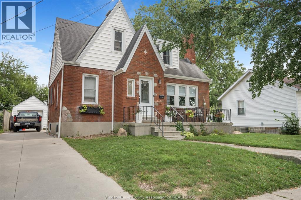 Single Family — 11 College, Chatham, Ontario