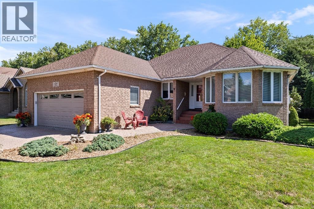 4-bedroom Single Family at 522 Breezewood Street, Windsor — photograph 2