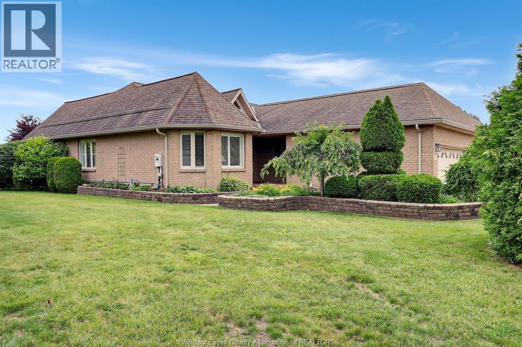 5-bedroom Single Family at 1099 Imperial Crescent, Windsor — photograph 2