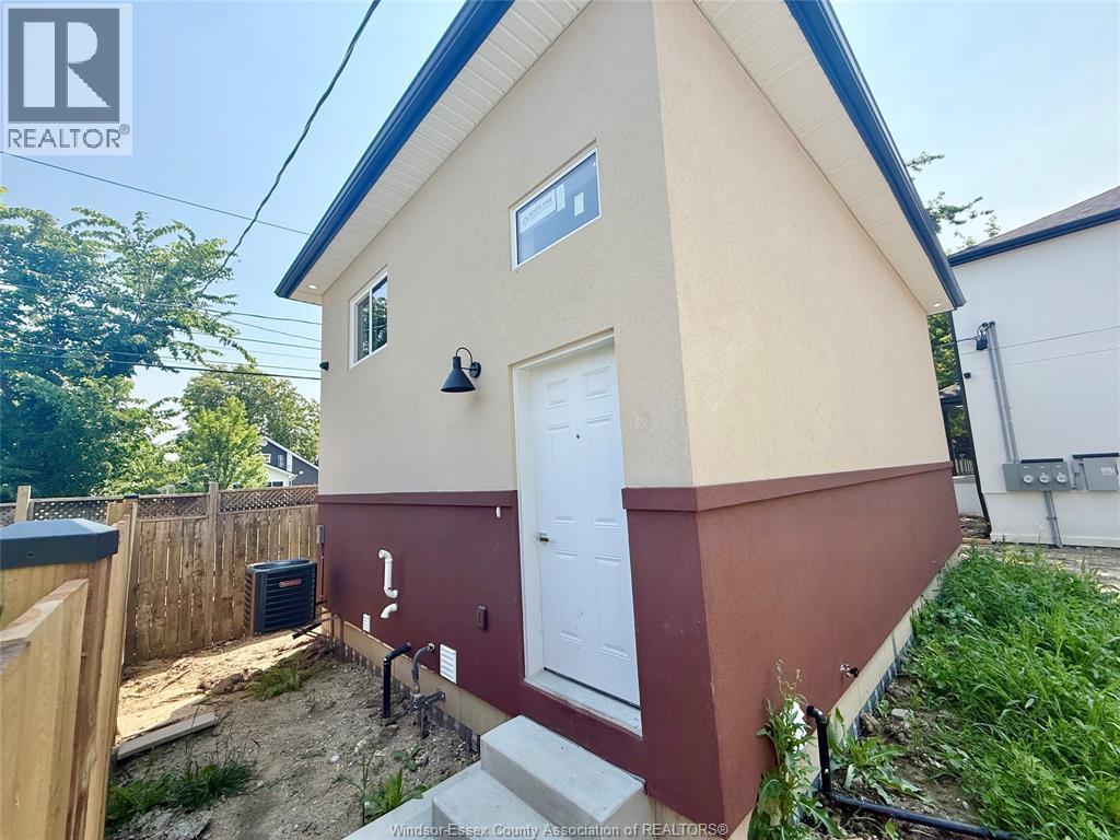 2-bedroom Single Family at 1740 Buckingham Drive, Windsor — primary photograph